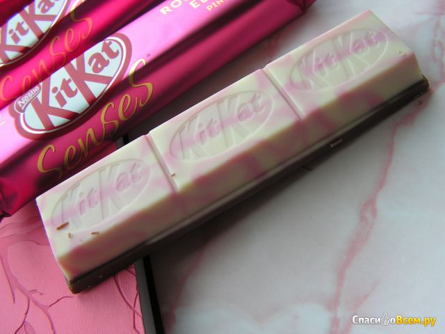 Белый шоколад со вкусом клубники и молочный шоколад с хрустящей вафлей Nestle "KitKat" Senses