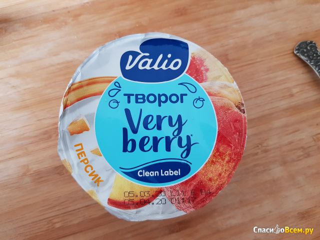 Творог мягкий Valio Very berry Clean Label Персик