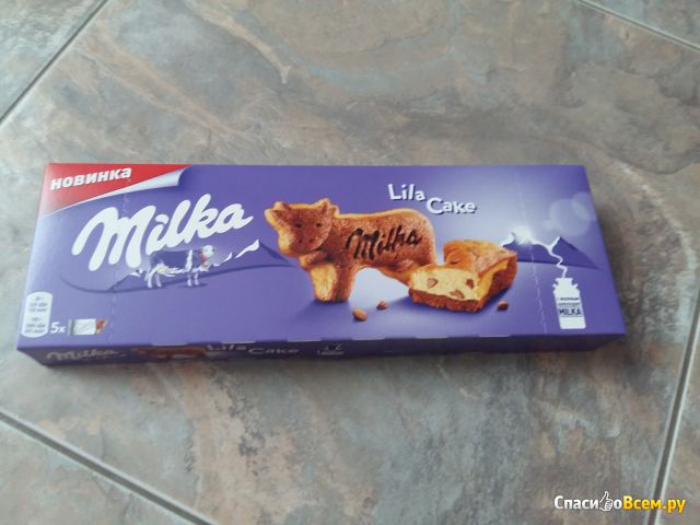Бисквитное пирожное "Milka" с шоколадной начинкой и кусочками молочного шоколада