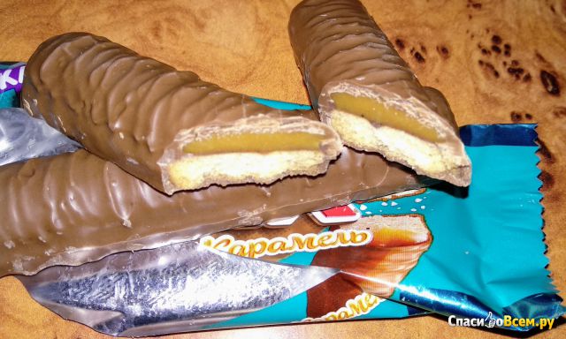 Шоколадный батончик Twix Соленая карамель