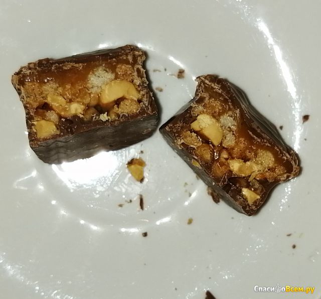 Шоколадный батончик Snickers Crisp с жареным арахисом, хрустящими рисовыми шариками и карамелью