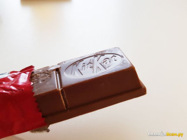 Шоколадный батончик KitKat Salted Caramel