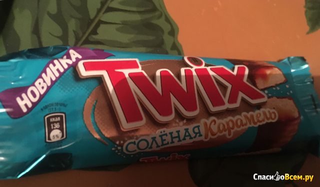 Шоколадный батончик Twix Соленая карамель
