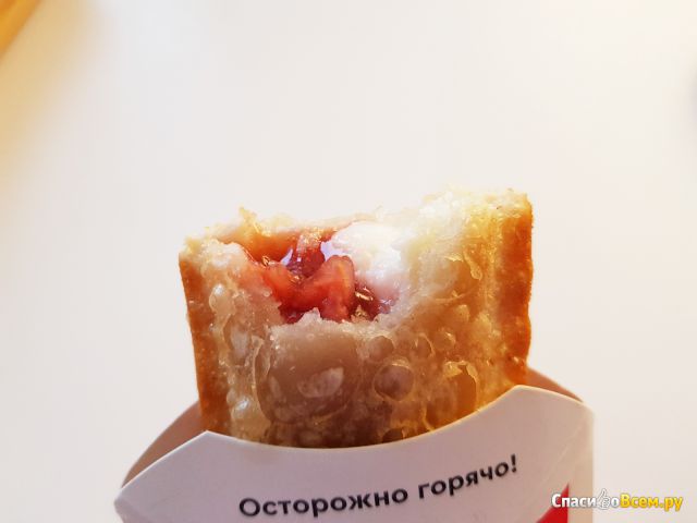 Пирожок KFC Клубника - сливочный сыр