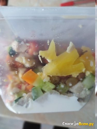 Салат с индейкой, копченым куриным филе и ананасами Вкусвилл
