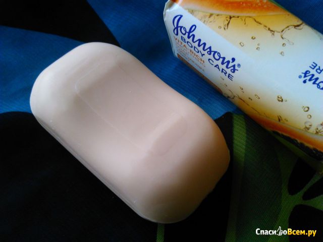 Смягчающее мыло Johnson's body care Vita-Rich с экстрактом папайи