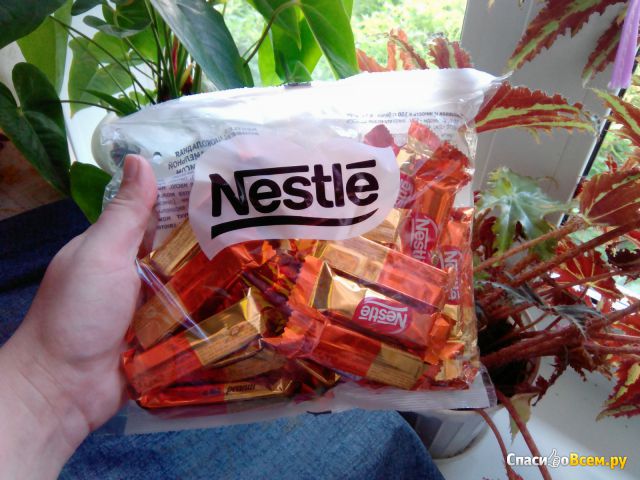 Конфеты "Nestle" с карамельной начинкой и арахисом