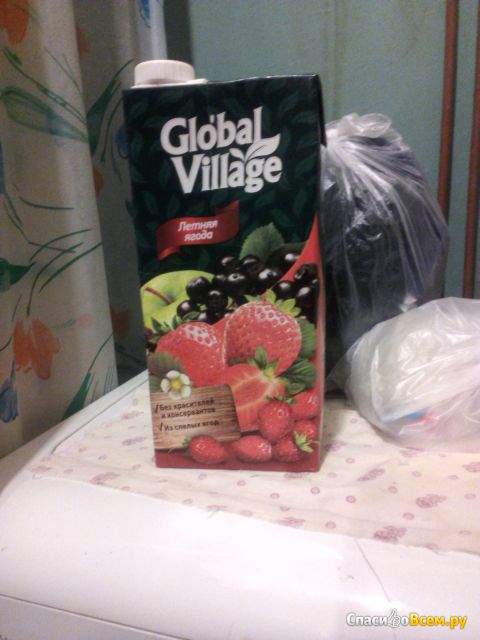 Сокосодержащий напиток из яблок, черноплодной рябины, клубники и земляники "Global Village"