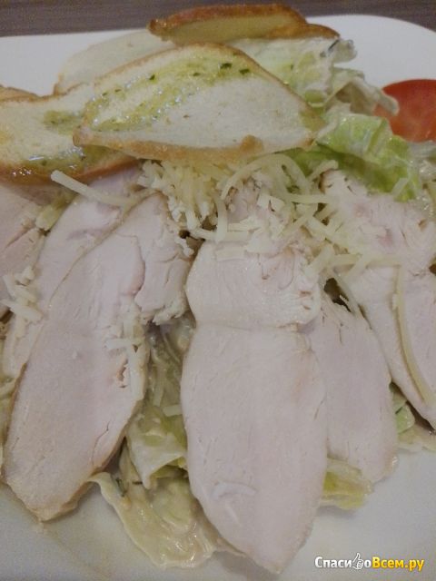 Салат "Цезарь с курицей" из сети ресторанов Томато