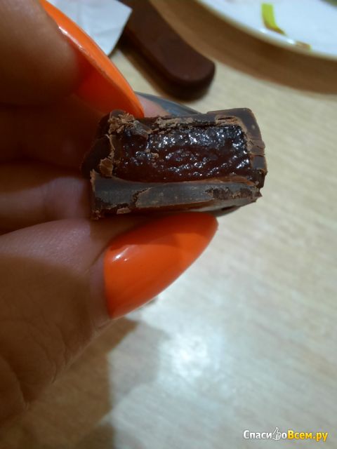 Шоколад "Коммунарка" горький с начинкой пюре из черной смородины