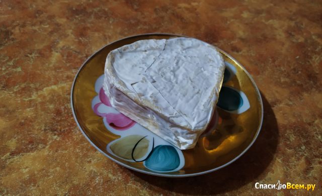 Сыр мягкий Раниталь из коровьего молока  "Лавчиз" с белой плесенью с черным трюфелем