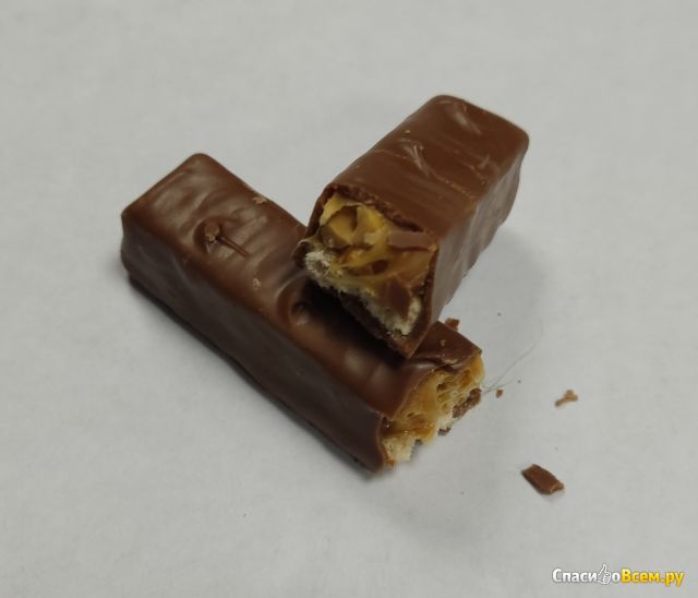 Шоколадный батончик Snickers Stick c жареным арахисом, карамелью и нугой