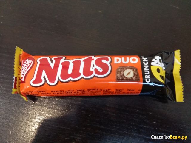 Шоколадный батончик Nestle Nuts "Duo Crunch" с фундуком и арахисом