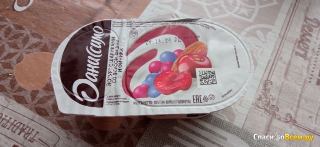 Йогурт Danone "Даниссимо Фантазия" с хрустящими шариками со вкусом вишни и финика