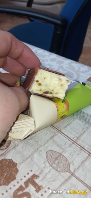 Сырок творожный глазированный в молочном шоколаде Б.Ю. Александров с манго и семенами чиа