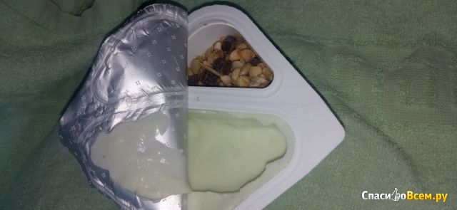 Йогурт с фисташками Epica crispy и смесь из семян подсолнечника, орехов и горького шоколада