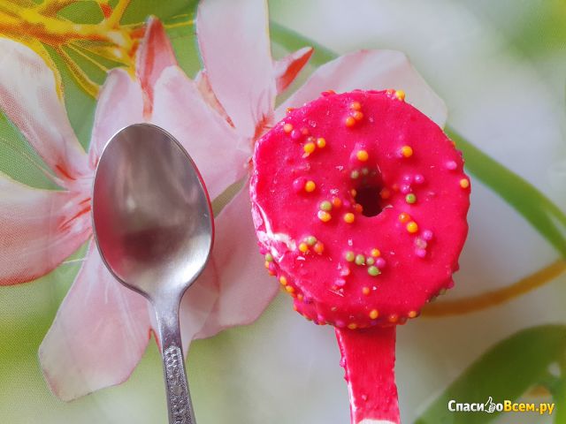 Мороженое Creamzy эскимо сливочное с ароматом пончика в глазури со вкусом малины
