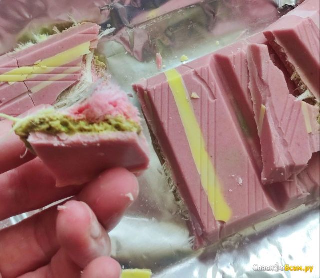 Белый шоколад Beyoglu "Angel Hair" со вкусом малины с начинкой пишмание и фисташковой пастой