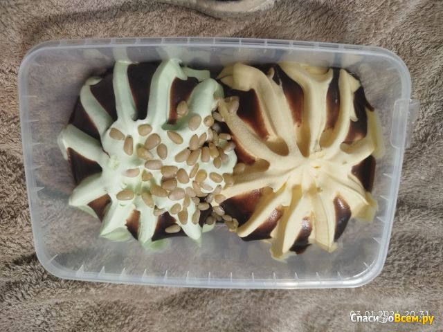 Мороженое пломбир Село Зелёное Пломбир с ароматом хвои, лайма и мандарина с шоколадным топпингом