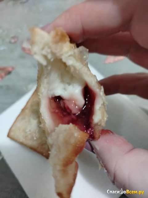 Пирожок  "Вкусно и точка"  Клубника со сливками