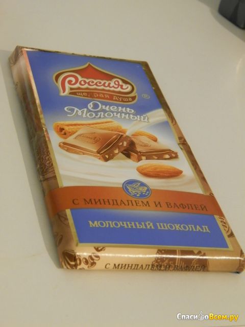 Шоколад Россия "Очень молочный" с миндалем и вафлей
