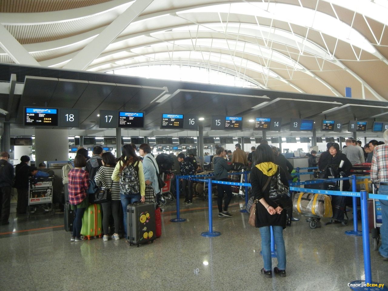 Шанхай аэропорт вылеты. Пудун аэропорт Китай. Аэропорт Pudong Шанхай. Аэропорт китайский стойка регистрации. Аэропорт Шанхай фото.