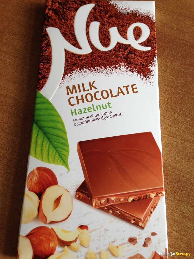 Ну шоколадку. Молочный шоколад с дробленым фундуком. Шоколад nue. Шоколад с дробленым орехом. Шоколад тройка молочный с дроблёным.