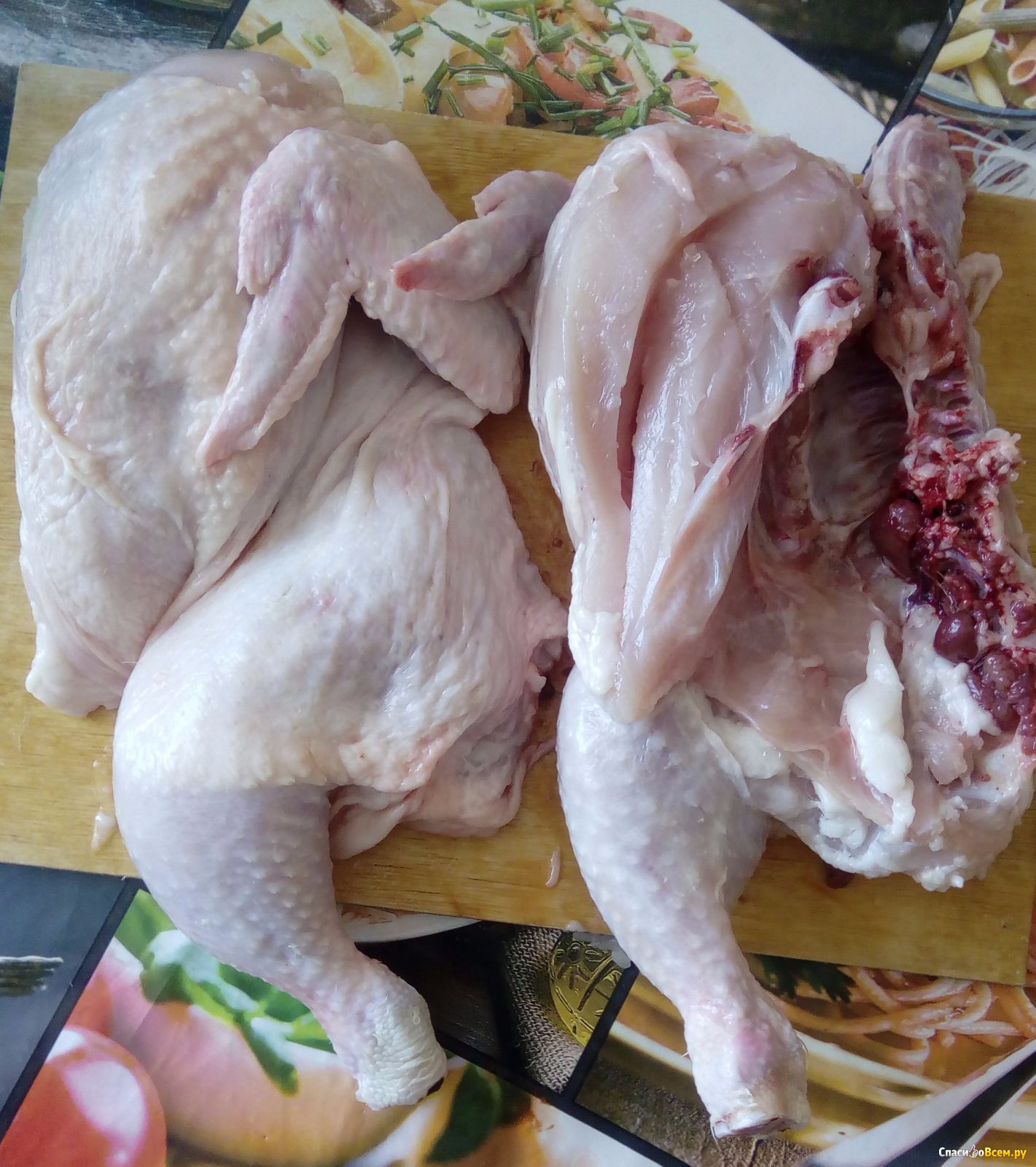 Разрезанная тушка цыпленка